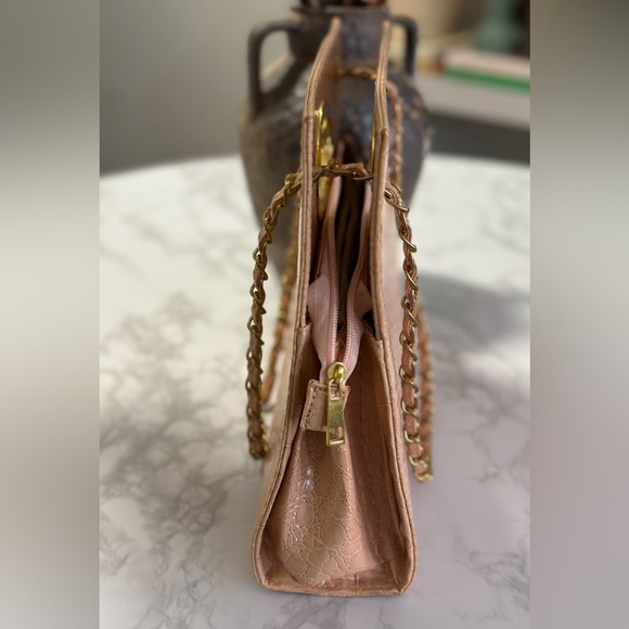 Vintage Chic Structured Peach-Pink Crocodile Bag With Gold Hardware - Picture 5 of 7